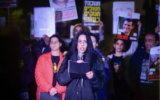 Einav Zangauker s'exprimant lors d'une conférence de presse tenue par les familles des otages, à Tel Aviv, le 28 décembre 2024. (Crédit : Avshalom Sassoni/Flash90)
