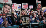 Un rassemblement appelant à la libération des otages détenus par le Hamas à Gaza, sur la Place des Otages, à Tel Aviv, le 28 décembre 2024. (Crédit : Avshalom Sassoni/Flash90)