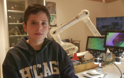 Nehoraï Nir, 10 ans, sur une photo publiée le 29 décembre 2024. (Crédit : Emil Aladjem/Autorité israélienne des Antiquités)