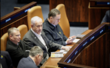 Le ministre de la Justice Yariv Levin (à gauche), le Premier ministre Benjamin Netanyahu (au centre) et le ministre de la Défense Israel Katz, à la Knesset lors d'un vote sur le budget de l'État pour 2025, le 31 décembre 2024. (Crédit : Porte-parole de la Knesset)