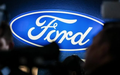 Un panneau lumineux de l'entreprise Ford brille en marge d'une réunion d'entreprise sur le site allemand de l'entreprise à Cologne, le 10 décembre 2024. (Christoph Reichwein/picture alliance via Getty Images)