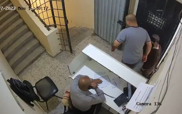 Capture d'écran d'une vidéo montrant les gardiens de prison du Hamas violenter des prisonniers à Gaza City. (Capture d'écran : Twitter) Capture d'écran d'une vidéo montrant les gardiens de prison du Hamas violenter des prisonniers à Gaza City. (Capture d'écran : Twitter)