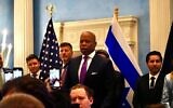 Le maire de New York, Eric Adams, organise un événement de Hanoukka dans sa résidence officielle à New York, le 17 décembre 2024. (Crédit : Luke Tress/Times of Israel)