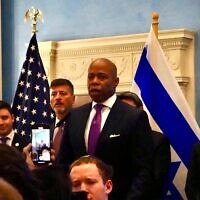 Le maire de New York, Eric Adams, organise un événement de Hanoukka dans sa résidence officielle à New York, le 17 décembre 2024. (Crédit : Luke Tress/Times of Israel)