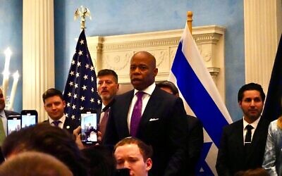 Le maire de New York, Eric Adams, organise un événement de Hanoukka dans sa résidence officielle à New York, le 17 décembre 2024. (Crédit : Luke Tress/Times of Israel)