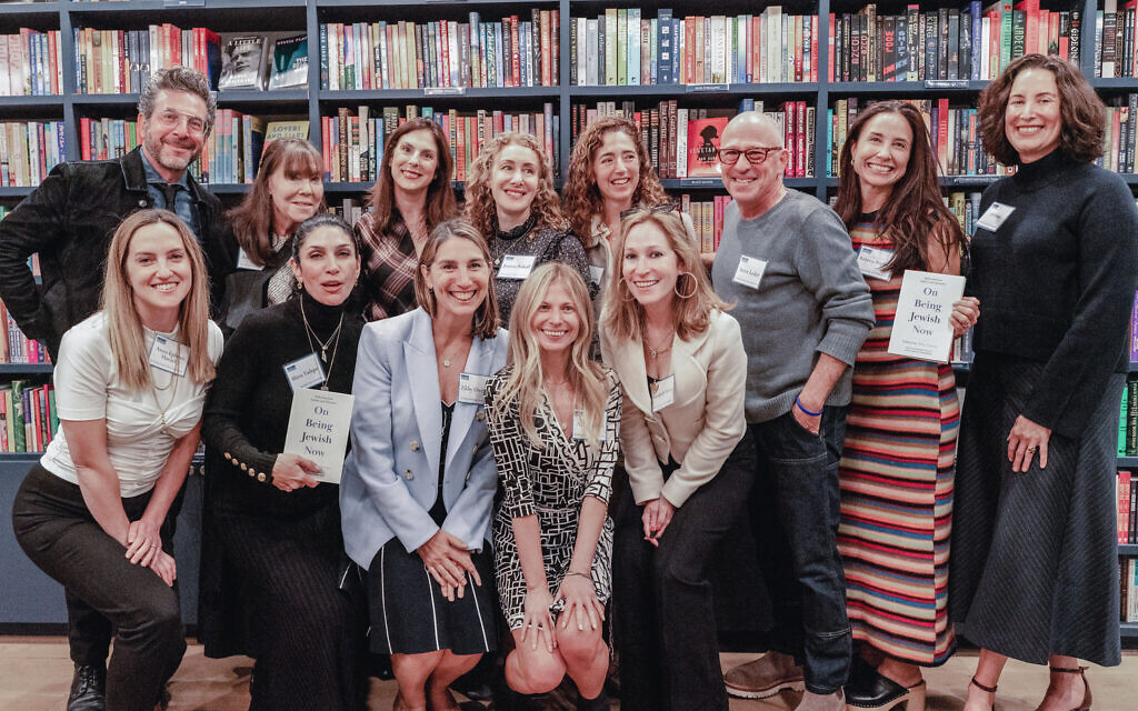 Zibby Owen, éditeur de Zibby Books, troisième à partir de la gauche, au premier rang, avec quelques-unes des contributrices de « On Being Jewish Now », une anthologie parue en octobre 2024, à la librairie Zibby's Book Shop de Santa Monica, en Californie (Autorisation : Innis Casey Photography). Zibby Owen, éditeur de Zibby Books, troisième à partir de la gauche, au premier rang, avec quelques-unes des contributrices de « On Being Jewish Now », une anthologie parue en octobre 2024, à la librairie Zibby's Book Shop de Santa Monica, en Californie (Autorisation : Innis Casey Photography).