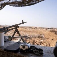 Vue d'un poste de garde sur une base d'opérations avancée de l'armée israélienne dans le couloir de Netzarim, dans le centre de la bande de Gaza, le 26 décembre 2024. (Crédit : Emanuel Fabian/Times of Israel)