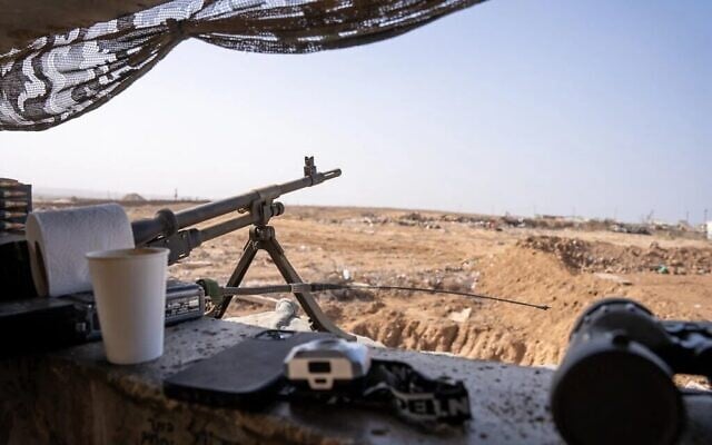 Vue d'un poste de garde sur une base d'opérations avancée de l'armée israélienne dans le couloir de Netzarim, dans le centre de la bande de Gaza, le 26 décembre 2024. (Crédit : Emanuel Fabian/Times of Israel) Vue d'un poste de garde sur une base d'opérations avancée de l'armée israélienne dans le couloir de Netzarim, dans le centre de la bande de Gaza, le 26 décembre 2024. (Crédit : Emanuel Fabian/Times of Israel)