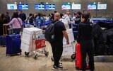Illustration : Des passagers, à l'aéroport international Ben Gurion près de Tel Aviv, le 31 octobre 2024. (Crédit : Nati Shohat/Flash90)