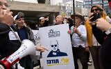 Des personnes manifestant en soutien à Eli Feldstein et au soldat réserviste de l’armée israélienne  accusé d'avoir divulgué des documents classifiés, devant le tribunal de Tel Aviv, le 27 novembre 2024. (Crédit : Miriam Alster/Flash90)