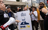 Des personnes manifestent en soutien à Eli Feldstein et au réserviste israélien accusés d'avoir divulgué des documents classifiés devant le tribunal de district de Tel Aviv, le 27 novembre 2024. (Crédit : Miriam Alster/Flash90)