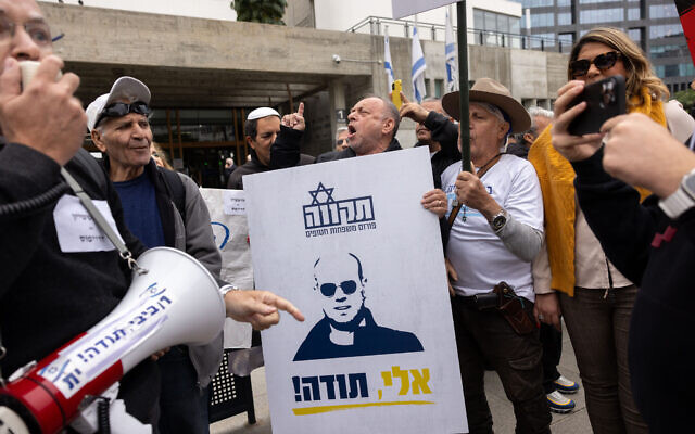 Des personnes manifestant en soutien à Eli Feldstein et au soldat réserviste de l’armée israélienne accusé d'avoir divulgué des documents classifiés, devant le tribunal de Tel Aviv, le 27 novembre 2024. (Crédit : Miriam Alster/Flash90) Des personnes manifestant en soutien à Eli Feldstein et au soldat réserviste de l’armée israélienne accusé d'avoir divulgué des documents classifiés, devant le tribunal de Tel Aviv, le 27 novembre 2024. (Crédit : Miriam Alster/Flash90)