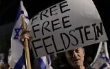 Des Israéliens manifestent contre la procureure générale, Gali Baharav-Miara, et demandent la libération d'Eli Feldstein, devant le domicile de la procureure générale à Tel Aviv, le 28 novembre 2024.