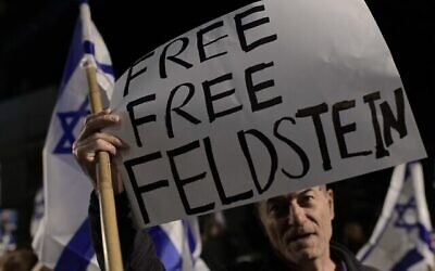 Des Israéliens manifestent contre la procureure générale, Gali Baharav-Miara, et demandent la libération d'Eli Feldstein, devant le domicile de la procureure générale à Tel Aviv, le 28 novembre 2024.
