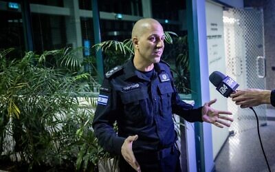 Le chef des services pénitentiaires israéliens, Kobi Yaakobi ,après son interrogatoire par le Service des enquêtes internes de la police, à Jérusalem, le 2 décembre 2024.(Crédit : Chaim Goldberg/Flash90)