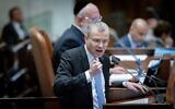 Le ministre de la Justice Yariv Levin s'exprimant lors d'une session plénière de la Knesset, le 4 décembre 2024. (Crédit : Chaïm Goldberg/Flash90)