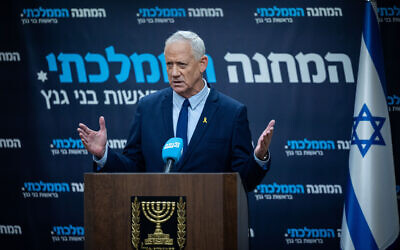 Le chef du parti HaMahane HaMamlahti, Benny Gantz, dirigeant une réunion de faction, à la Knesset, à Jérusalem, le 9 décembre 2024. (Crédit : Yonatan Sindel/Flash90)