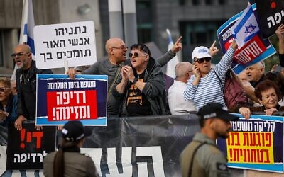 Des manifestants, avant le début du témoignage du Premier ministre Benjamin Netanyahu, devant le tribunal de Tel Aviv, le 10 décembre 2024. (Crédit : Miriam Alster/Flash90)