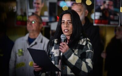 Einav Zangauker, la mère de l'otage Matan Zangauker, lors d'une conférence de presse, à Tel Aviv, le 14 décembre 2024. (Crédit : Avshalom Sassoni/Flash90)