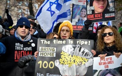 Une marche de protestation organisée par le Forum des familles des otages et disparus, appelant à la libération des otages israéliens détenus par les terroristes du Hamas à Gaza, dans Central Park, à New York, le 15 décembre 2024. (Crédit : Israel Hadari/Flash90)