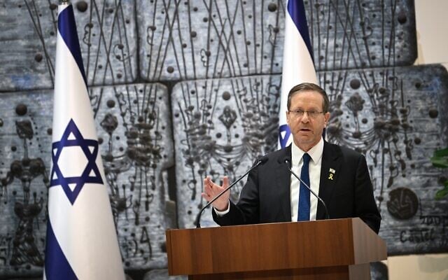 Le président Isaac Herzog, à la résidence présidentielle, à Jérusalem, le 16 décembre 2024. (Crédit : Arie Leib Abrams/FLASH90) Le président Isaac Herzog, à la résidence présidentielle, à Jérusalem, le 16 décembre 2024. (Crédit : Arie Leib Abrams/FLASH90)