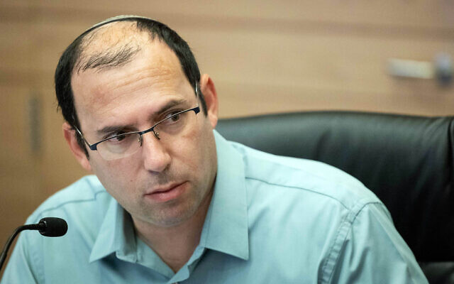 Le député Simcha Rothman présidant une réunion de la commission de la Constitution, du Droit et de la Justice, à la Knesset, le 17 décembre 2024. (Crédit : Chaïm Goldberg/Flash90) Le député Simcha Rothman présidant une réunion de la commission de la Constitution, du Droit et de la Justice, à la Knesset, le 17 décembre 2024. (Crédit : Chaïm Goldberg/Flash90)