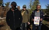 Des proches de la fillette disparue Haymanut Kasau participant aux recherches, dans les environs de Safed, le 18 décembre 2024. (Crédit : David Cohen/Flash90)