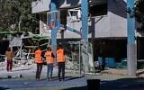 Les dégâts causés par la chute de fragments après le tir d'un missile lancé depuis le Yémen, dans une école de Ramat Gan, le 19 décembre 2024. (Crédit : Avshalom Sassoni/Flash90)