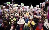 Un rassemblement appelant à la libération des otages détenus par le Hamas à Gaza, sur la Place des Otages, à Tel Aviv, le 21 décembre 2024. (Crédit : Avshalom Sassoni/Flash90)