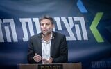 Le ministre des Finances Bezalel Smotrich dirige une réunion de faction de son parti Hatzionout HaDatit à la Knesset, à Jérusalem, le 23 décembre 2024. (Crédit : Chaim Goldberg/Flash90)