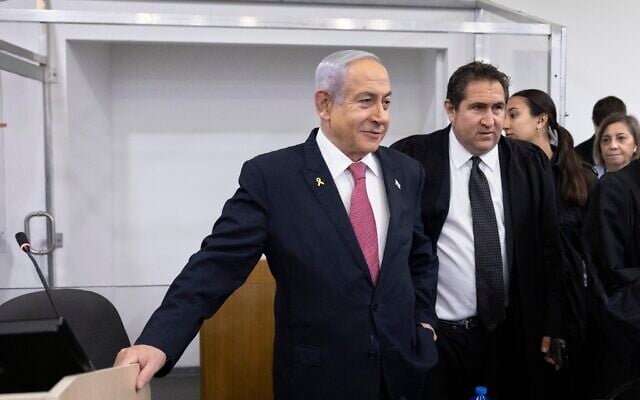 Le Premier ministre Benjamin Netanyahu arrivant dans la salle d'audience du tribunal de Tel Aviv où il témoigne dans le cadre de son procès pénal, le 24 décembre 2024. (Crédit : Moti Milrod/POOL) Le Premier ministre Benjamin Netanyahu arrivant dans la salle d'audience du tribunal de Tel Aviv où il témoigne dans le cadre de son procès pénal, le 24 décembre 2024. (Crédit : Moti Milrod/POOL)