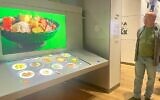 L'expert culinaire Gil Hovav explique comment le couscous est devenu un plat populaire d'Afrique du Nord, dans le cadre des nouvelles visites culinaires du Musée Anu, le 15 décembre 2024. (Crédit : Jessica Steinberg/Times of Israel)
