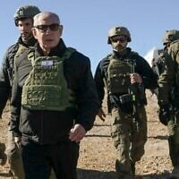 Le Premier ministre Benjamin Netanyahu se rend au sommet du mont Hermon, du côté syrien, en compagnie du chef d'état-major de Tsahal, Herzi Halevi (à droite), et d'autres soldats, le 17 décembre 2024. (Crédit : Maayan Toaf/GPO)