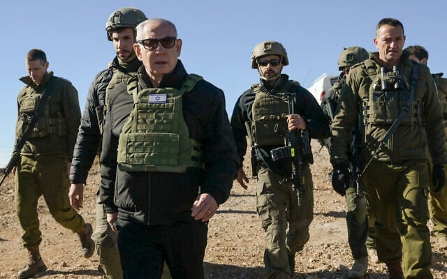 Le Premier ministre Benjamin Netanyahu se rend au sommet du mont Hermon, du côté syrien, en compagnie du chef d'état-major de Tsahal, Herzi Halevi (à droite), et d'autres soldats, le 17 décembre 2024. (Crédit : Maayan Toaf/GPO) Le Premier ministre Benjamin Netanyahu se rend au sommet du mont Hermon, du côté syrien, en compagnie du chef d'état-major de Tsahal, Herzi Halevi (à droite), et d'autres soldats, le 17 décembre 2024. (Crédit : Maayan Toaf/GPO)