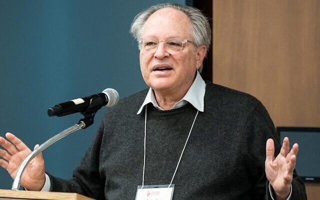 Nicholas Lemann, doyen émérite de l'école de journalisme de Columbia, s'exprime lors du Limmud New York LearningFest à Manhattan, le 17 novembre 2024. (Crédit : Art M. Altman/Limmud NY)