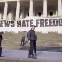 Des images diffusées sur les réseaux sociaux montrant un rassemblement néo-nazi, sur les marches du Parlement à Melbourne, en Australie, le 20 décembre 2024. (Crédit : Capture d'écran ; utilisée conformément à l'article 27a de la loi sur le droit d'auteur)
