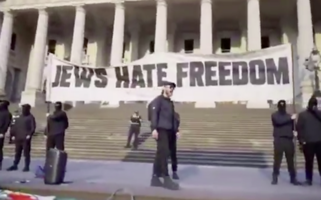 Des images diffusées sur les réseaux sociaux montrant un rassemblement néo-nazi, sur les marches du Parlement à Melbourne, en Australie, le 20 décembre 2024. (Crédit : Capture d'écran ; utilisée conformément à l'article 27a de la loi sur le droit d'auteur) Des images diffusées sur les réseaux sociaux montrant un rassemblement néo-nazi, sur les marches du Parlement à Melbourne, en Australie, le 20 décembre 2024. (Crédit : Capture d'écran ; utilisée conformément à l'article 27a de la loi sur le droit d'auteur)