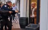 Images diffusées sur les réseaux sociaux montrant un homme, accusé d'avoir menacé des manifestants pro-palestiniens lors d'une marche organisée à Paris le 7 décembre 2024, interpellé par des policiers. (Capture d'écran X / @Offinvestigatio)