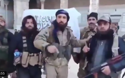 Des rebelles islamistes syriens apparaissent sur une vidéo non datée prise devant la Mosquée des Omeyyades à Damas, après la prise de la capitale syrienne par les rebelles et la chute du régime de Bashar al-Assad. On peut supposer qu'il s'agisse du 8 décembre 2024. (Capture d'écran X / @AlexandreRifai)