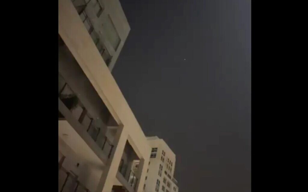Un missile Houthi intercepté au-dessus de Tel Aviv, le 24 décembre 2024. (Capture d'écran/X)