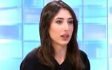 La journaliste italienne Cecilia Sala dans des images non datées du programme d'information Tg3 sur la chaîne publique italienne RAI. (Crédit : Capture d'écran X/Tg3 ; utilisée conformément à l'article 27a de la loi sur le droit d'auteur)