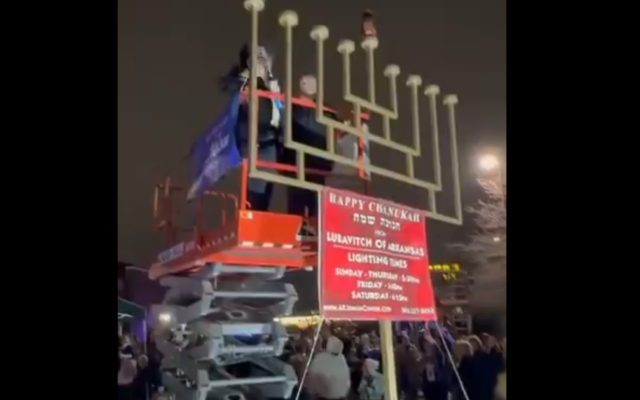 Des manifestants anti-Israël perturbant un événement de Hanoukka, à Little Rock, Arkansas, le 25 décembre 2024. (Crédit : Capture d'écran X/@Lubavitch ; utilisée conformément à l'article 27a de la loi sur le droit d'auteur) Des manifestants anti-Israël perturbant un événement de Hanoukka, à Little Rock, Arkansas, le 25 décembre 2024. (Crédit : Capture d'écran X/@Lubavitch ; utilisée conformément à l'article 27a de la loi sur le droit d'auteur)