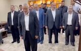 Le chef du Hamas, Ismaïl Haniyeh, menant d'autres membres du groupe terroriste dans la prière alors que des images du pogrom du 7 octobre 2023 sont diffusées à la télévision. (Crédit: Capture d'écran/X)