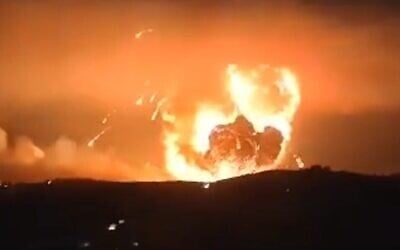Explosion due à des frappes aériennes israéliennes sur des dépôts d'armes dans la zone côtière syrienne de Tartous, le 16 décembre 2024. (Capture d'écran : X ; utilisée conformément à l'article 27a de la loi sur le droit d'auteur)
