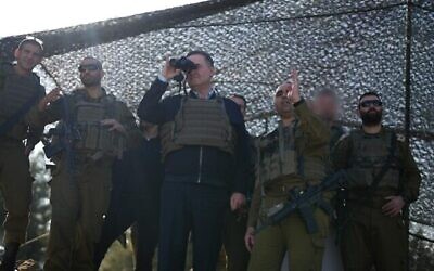 Le ministre de la Défense Israel Katz, au centre, avec des officiers à la frontière nord, le 3 décembre 2024. (Elad Malka/Ministère de la Défense)