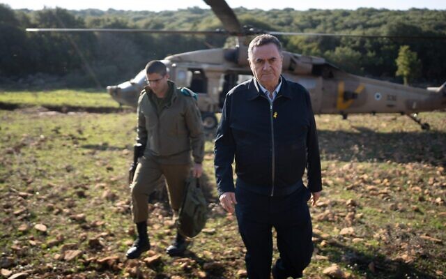 Le ministre de la Défense Israël Katz avec des officiers à la frontière nord, le 3 décembre 2024. (Crédit : Elad Malka/Ministère de la Défense) Le ministre de la Défense Israël Katz avec des officiers à la frontière nord, le 3 décembre 2024. (Crédit : Elad Malka/Ministère de la Défense)