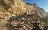 Une partie de falaise effondrée sur la plage de Nof Yam à Herzliya, le 3 décembre 2024. (Crédit : Mediterranean Coastal Cliffs Preservation Government Company)