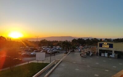 Le coucher de soleil à Katzrin, le dimanche 8 décembre 2024. (Crédit : Gavriel Fiske/Times of Israel)