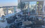 Un appartement touché par un drone tiré depuis le Yémen, à Yavne, le 9 décembre 2024. (Crédit : Services d'incendie et de secours)