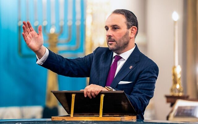 Le député belge Michael Freilich s'adressant à l'auditoire d'une synagogue, en Belgique. (Crédit : Autorisation)